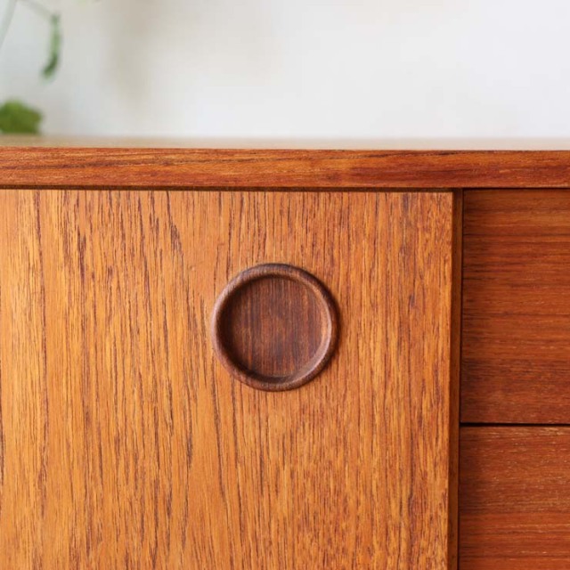 ライトブラウンの直方体の幅の長いテレビ台、真ん中に引き出しが３段あり、両側は引き戸　122083