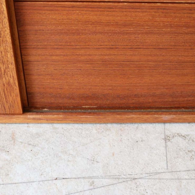 ライトブラウンの直方体の幅の長いテレビ台、真ん中に引き出しが３段あり、両側は引き戸　122083