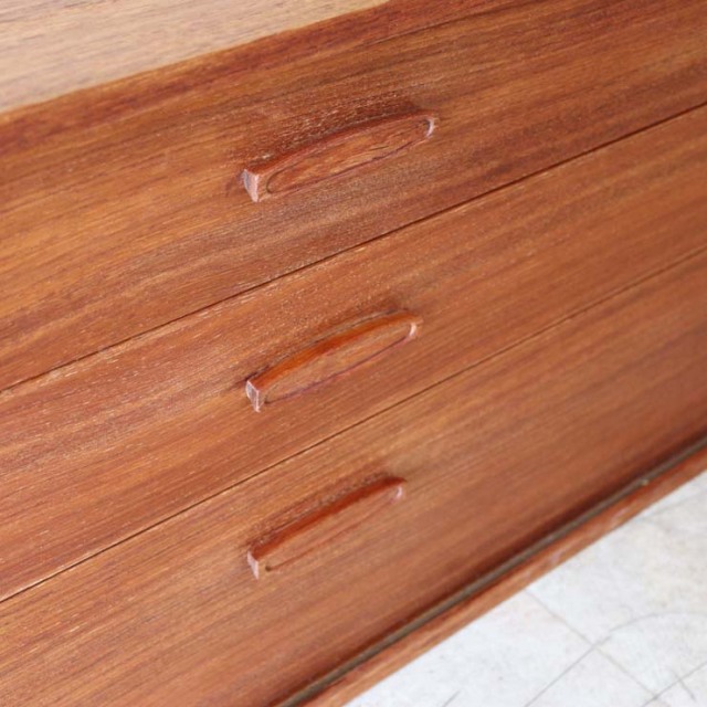 ライトブラウンの直方体の幅の長いテレビ台、真ん中に引き出しが３段あり、両側は引き戸　122083