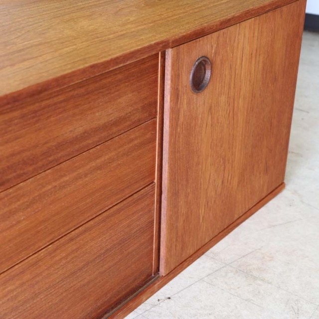 ライトブラウンの直方体の幅の長いテレビ台、真ん中に引き出しが３段あり、両側は引き戸　122083