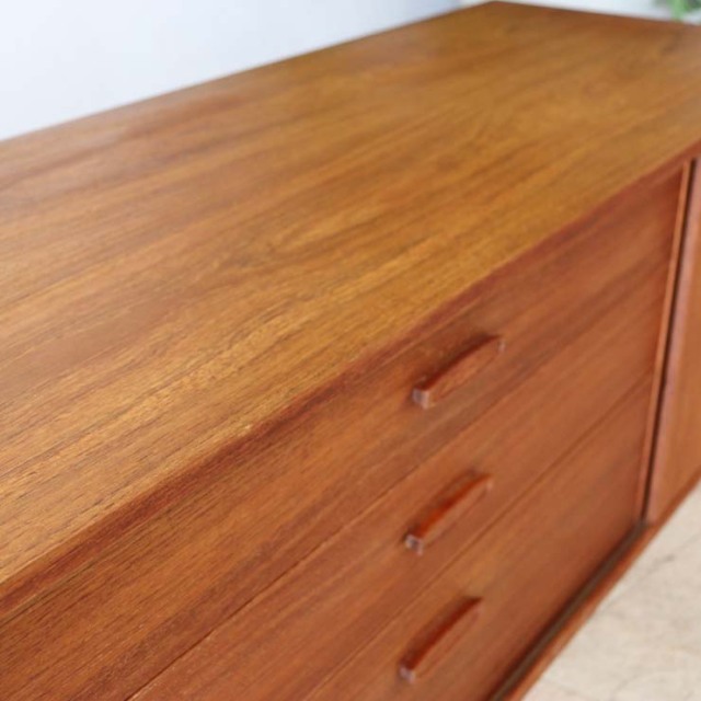 ライトブラウンの直方体の幅の長いテレビ台、真ん中に引き出しが３段あり、両側は引き戸　122083