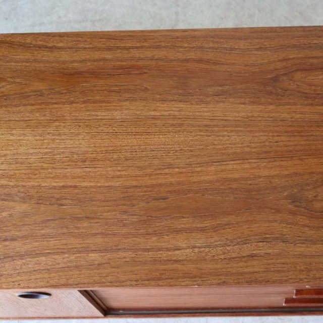 ライトブラウンの直方体の幅の長いテレビ台、真ん中に引き出しが３段あり、両側は引き戸　122083