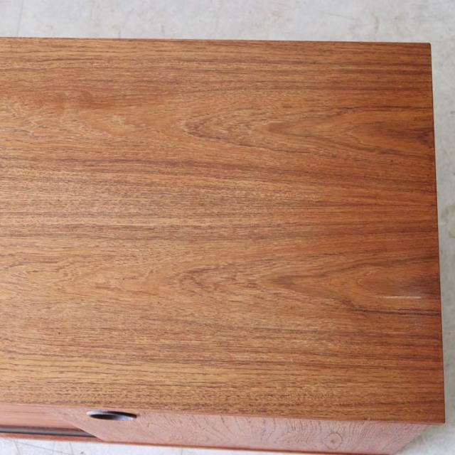 ライトブラウンの直方体の幅の長いテレビ台、真ん中に引き出しが３段あり、両側は引き戸　122083