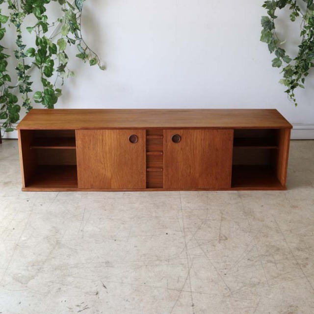 ライトブラウンの直方体の幅の長いテレビ台、真ん中に引き出しが３段あり、両側は引き戸　122083