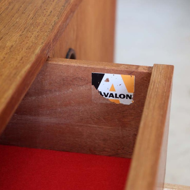 ライトブラウンの直方体の幅の長いテレビ台、真ん中に引き出しが３段あり、両側は引き戸　122083