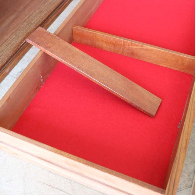 ライトブラウンの直方体の幅の長いテレビ台、真ん中に引き出しが３段あり、両側は引き戸　122083