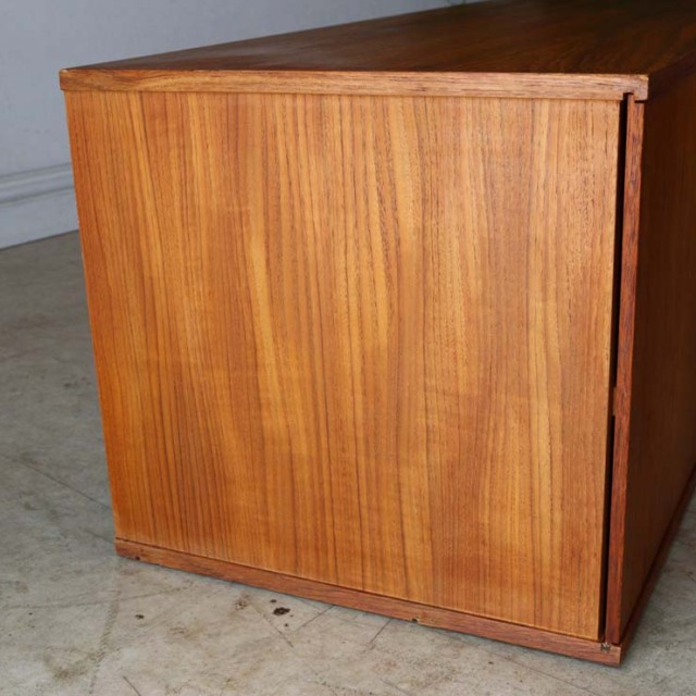 ライトブラウンの直方体の幅の長いテレビ台、真ん中に引き出しが３段あり、両側は引き戸　122083