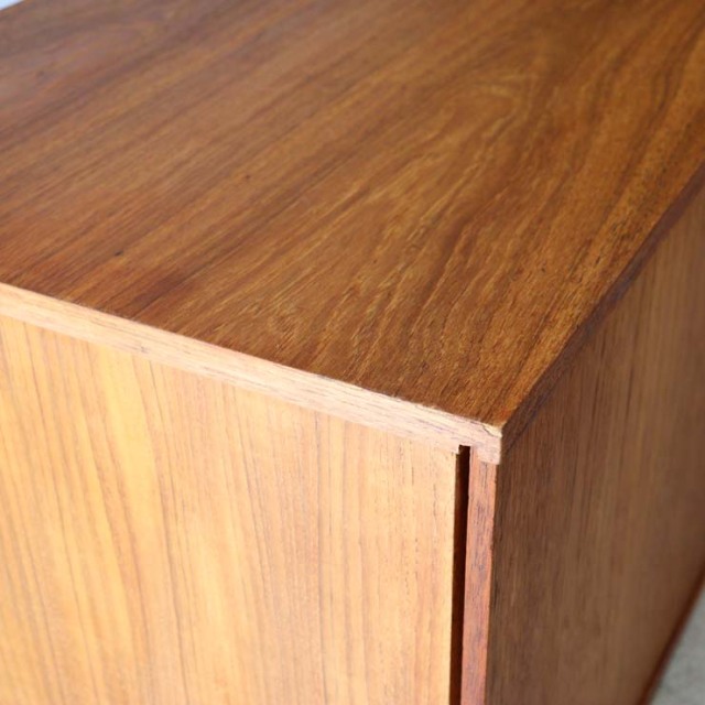 ライトブラウンの直方体の幅の長いテレビ台、真ん中に引き出しが３段あり、両側は引き戸　122083