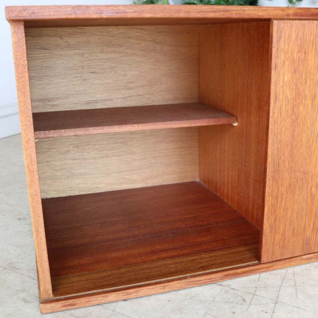 ライトブラウンの直方体の幅の長いテレビ台、真ん中に引き出しが３段あり、両側は引き戸　122083