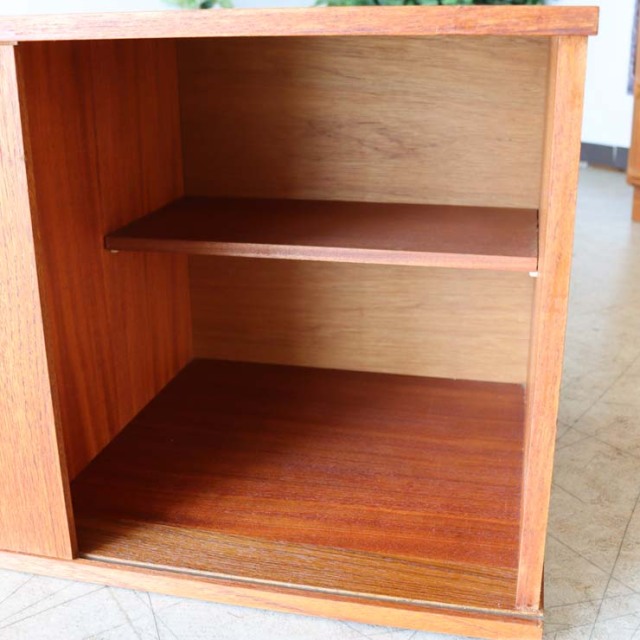 ライトブラウンの直方体の幅の長いテレビ台、真ん中に引き出しが３段あり、両側は引き戸　122083