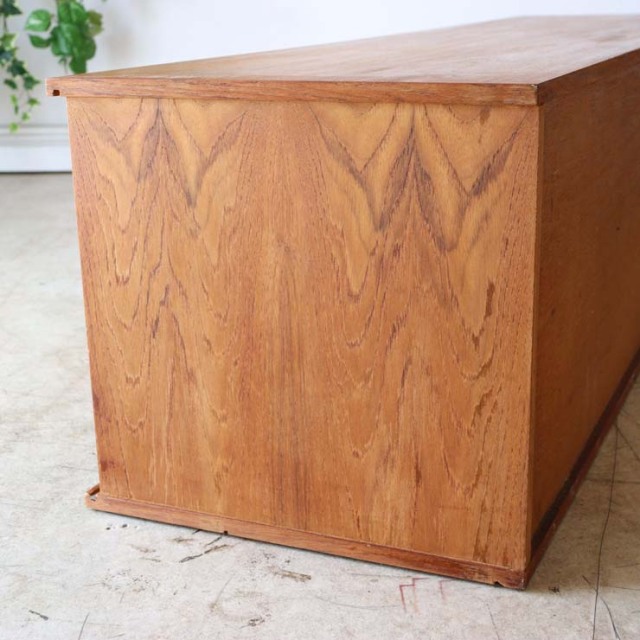 ライトブラウンの直方体の幅の長いテレビ台、真ん中に引き出しが３段あり、両側は引き戸　122083