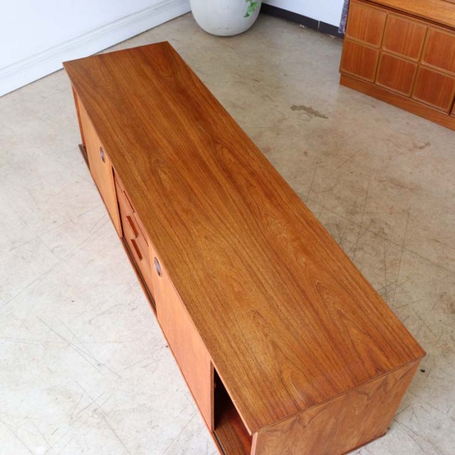 ライトブラウンの直方体の幅の長いテレビ台、真ん中に引き出しが３段あり、両側は引き戸　122083