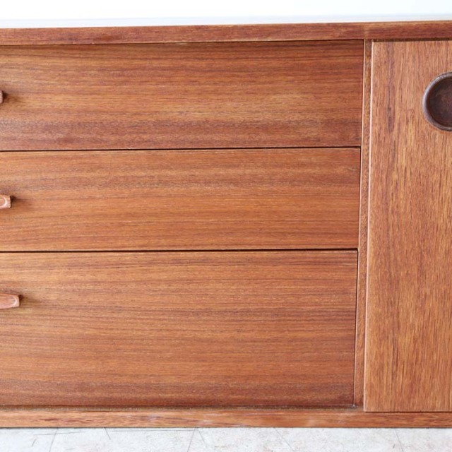 ライトブラウンの直方体の幅の長いテレビ台、真ん中に引き出しが３段あり、両側は引き戸　122083