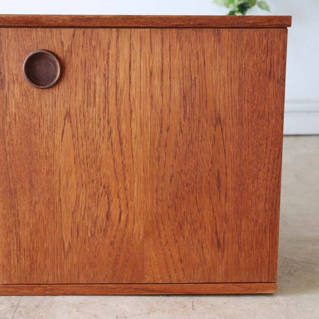 ライトブラウンの直方体の幅の長いテレビ台、真ん中に引き出しが３段あり、両側は引き戸　122083