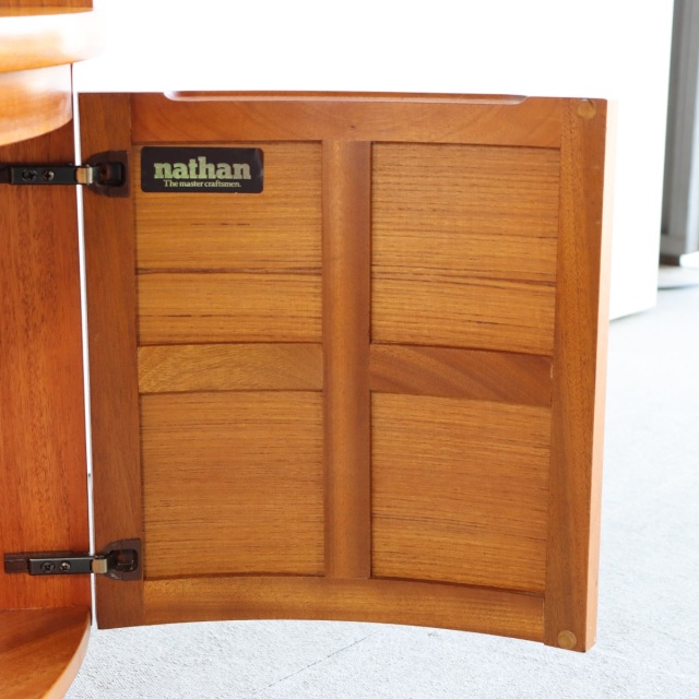 ネイサンNathanのコーナーキャビネット