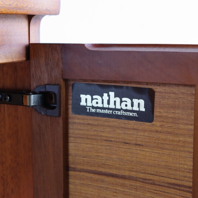 ネイサンNathanのコーナーキャビネット