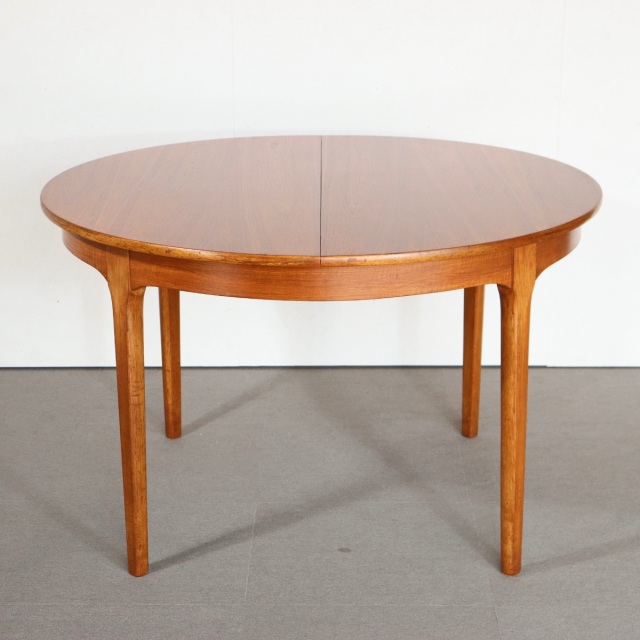 ネイサンNATHANのヴィンテージダイニングテーブル。ラウンド型でチーク材。