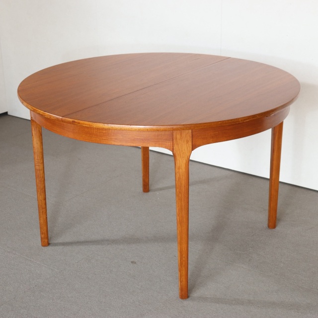 ネイサンNATHANのヴィンテージダイニングテーブル。ラウンド型でチーク材。