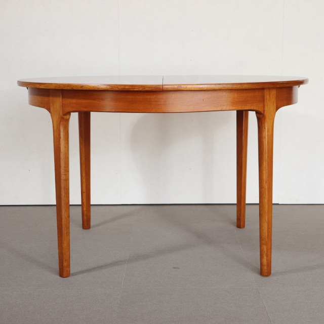 ネイサンNATHANのヴィンテージダイニングテーブル。ラウンド型でチーク材。