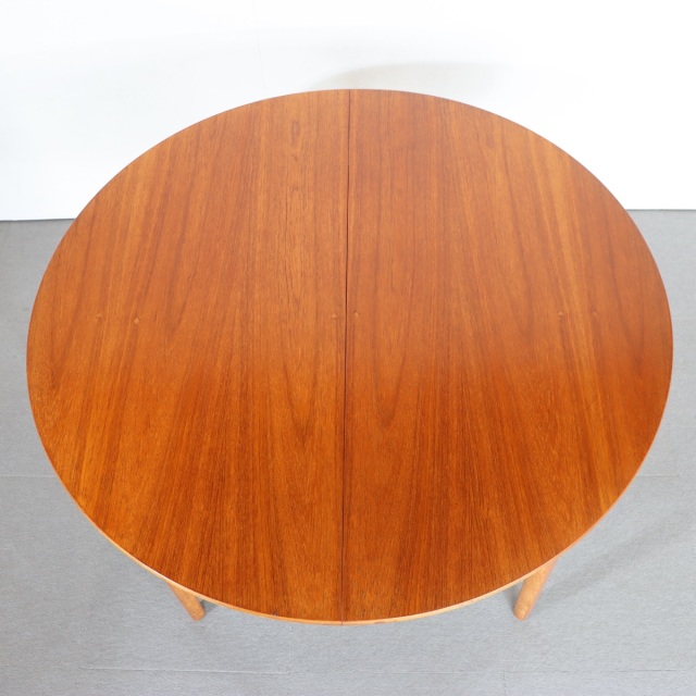 ネイサンNATHANのヴィンテージダイニングテーブル。ラウンド型でチーク材。