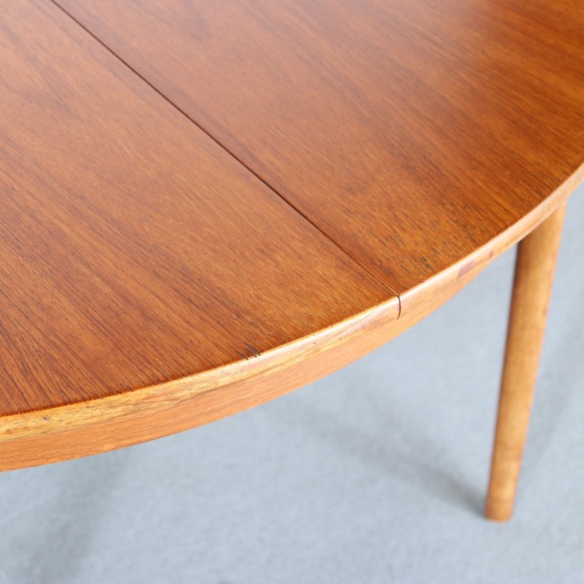 ネイサンNATHANのヴィンテージダイニングテーブル。ラウンド型でチーク材。