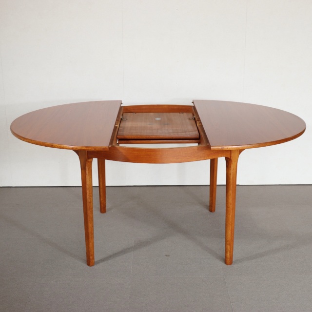 ネイサンNATHANのヴィンテージダイニングテーブル。ラウンド型でチーク材。