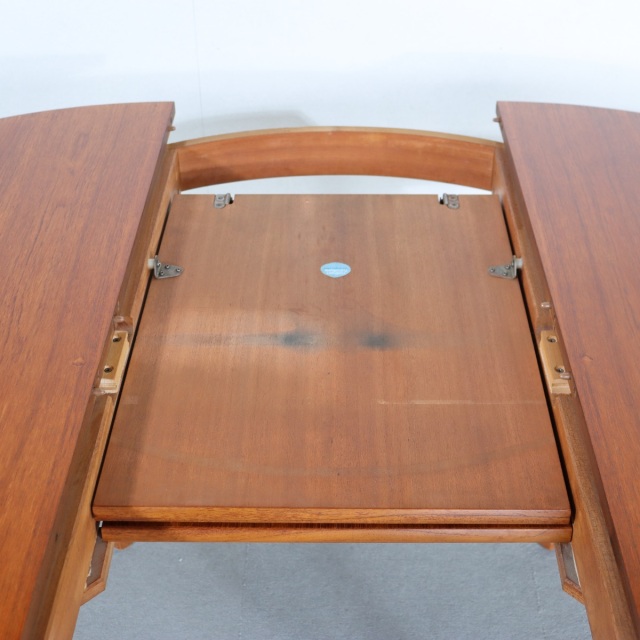 ネイサンNATHANのヴィンテージダイニングテーブル。ラウンド型でチーク材。