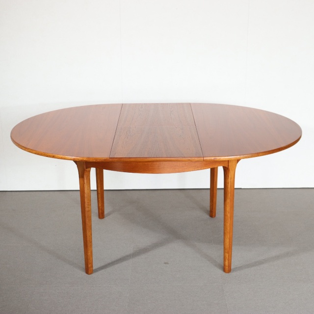 ネイサンNATHANのヴィンテージダイニングテーブル。ラウンド型でチーク材。