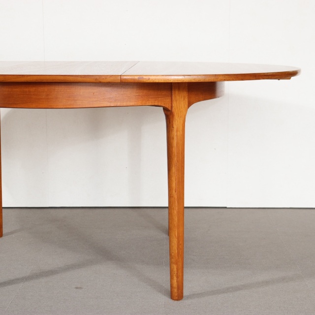 ネイサンNATHANのヴィンテージダイニングテーブル。ラウンド型でチーク材。