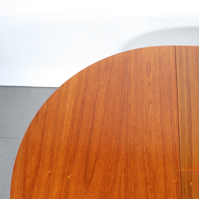 ネイサンNATHANのヴィンテージダイニングテーブル。ラウンド型でチーク材。