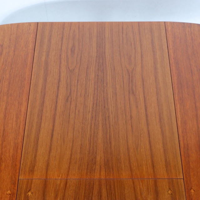 ネイサンNATHANのヴィンテージダイニングテーブル。ラウンド型でチーク材。