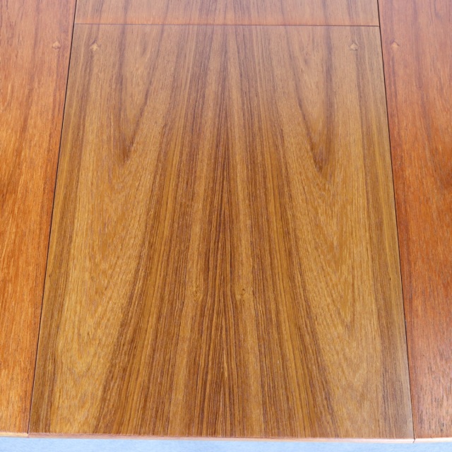 ネイサンNATHANのヴィンテージダイニングテーブル。ラウンド型でチーク材。