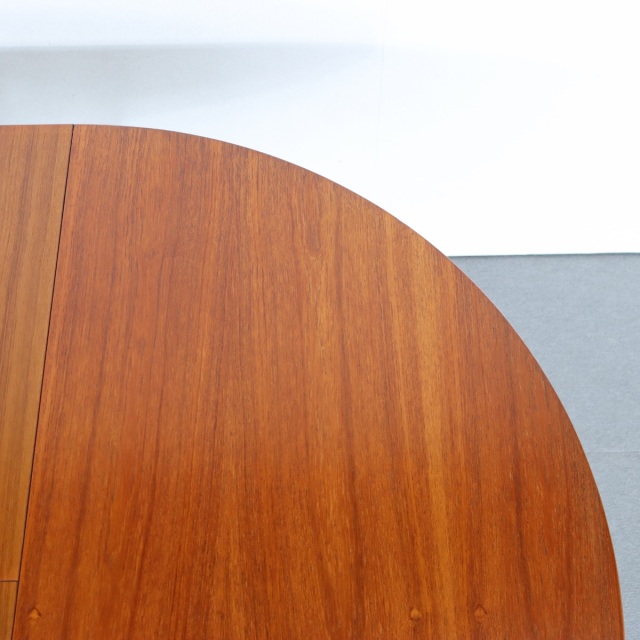 ネイサンNATHANのヴィンテージダイニングテーブル。ラウンド型でチーク材。