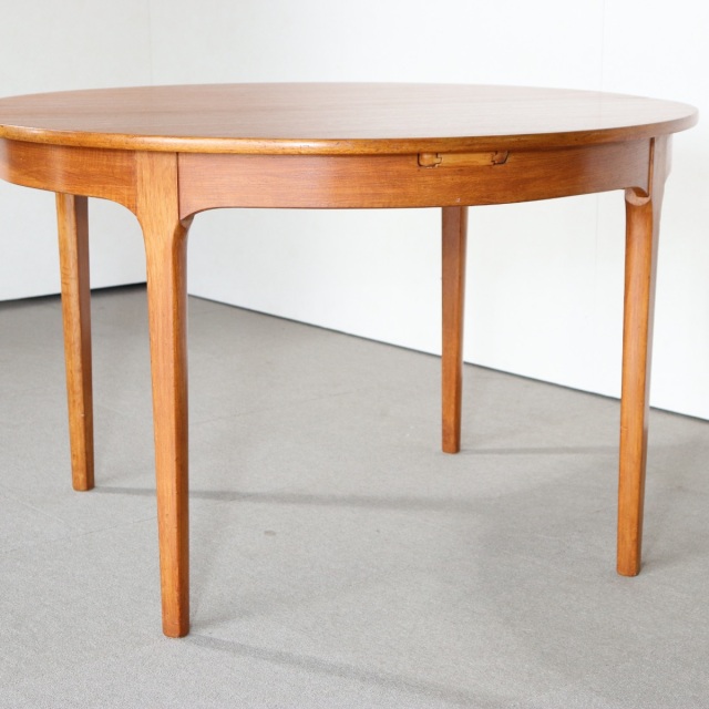 ネイサンNATHANのヴィンテージダイニングテーブル。ラウンド型でチーク材。