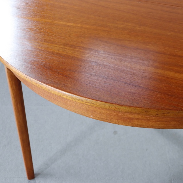 ネイサンNATHANのヴィンテージダイニングテーブル。ラウンド型でチーク材。