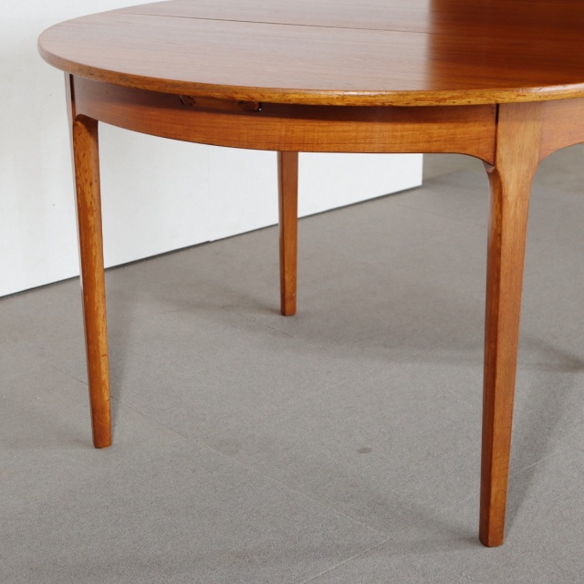 ネイサンNATHANのヴィンテージダイニングテーブル。ラウンド型でチーク材。