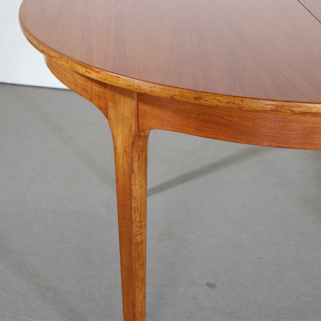 ネイサンNATHANのヴィンテージダイニングテーブル。ラウンド型でチーク材。