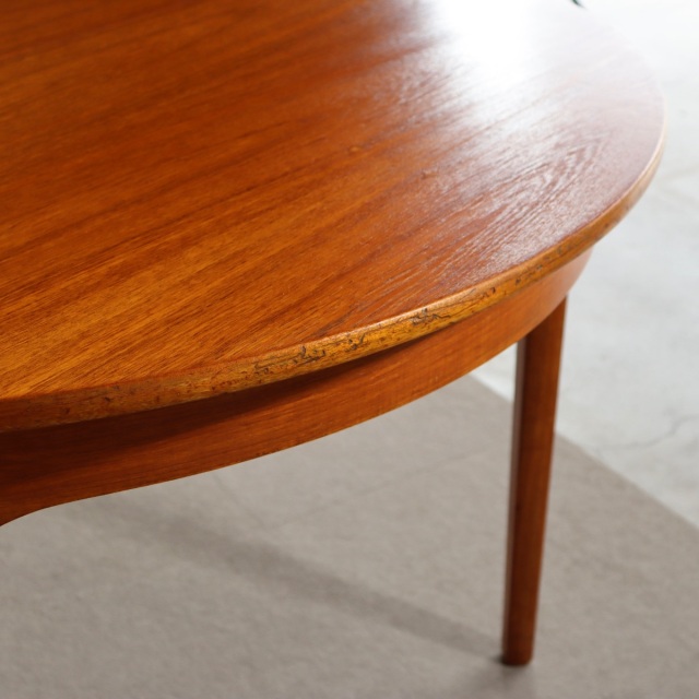 ネイサンNATHANのヴィンテージダイニングテーブル。ラウンド型でチーク材。