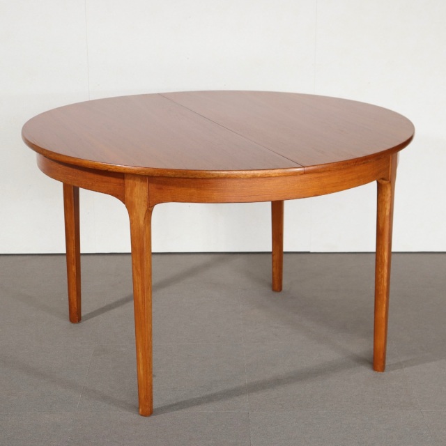 ネイサンNATHANのヴィンテージダイニングテーブル。ラウンド型でチーク材。