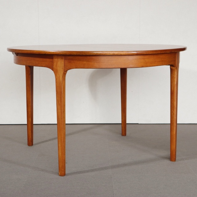 ネイサンNATHANのヴィンテージダイニングテーブル。ラウンド型でチーク材。