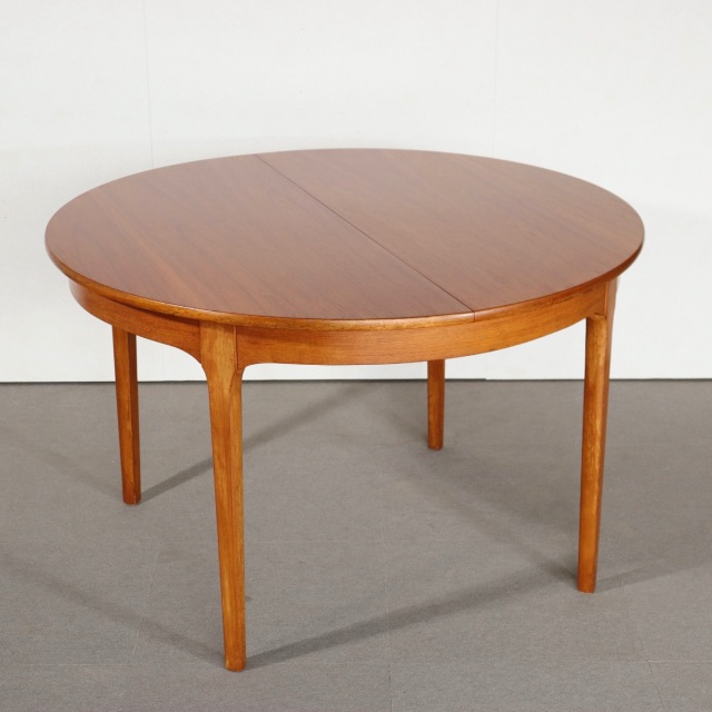 ネイサンNATHANのヴィンテージダイニングテーブル。ラウンド型でチーク材。