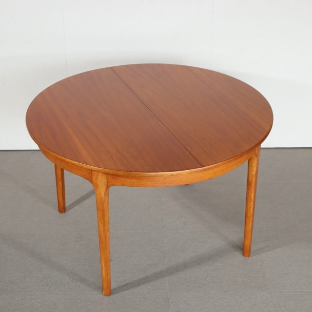 ネイサンNATHANのヴィンテージダイニングテーブル。ラウンド型でチーク材。