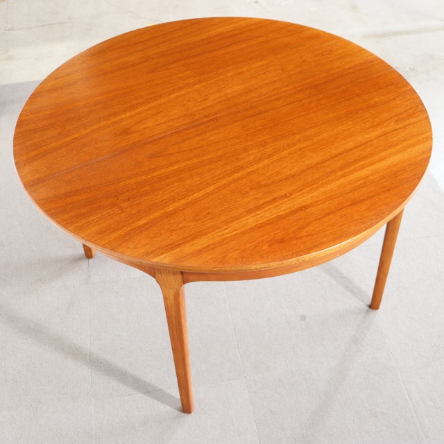 ネイサンNATHANのヴィンテージダイニングテーブル。ラウンド型でチーク材。