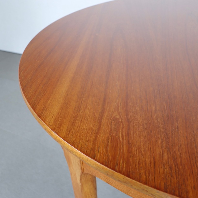 ネイサンNATHANのヴィンテージダイニングテーブル。ラウンド型でチーク材。