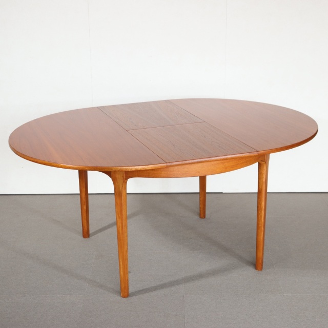 ネイサンNATHANのヴィンテージダイニングテーブル。ラウンド型でチーク材。