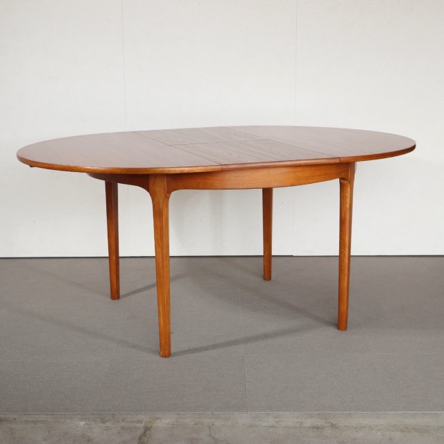 ネイサンNATHANのヴィンテージダイニングテーブル。ラウンド型でチーク材。