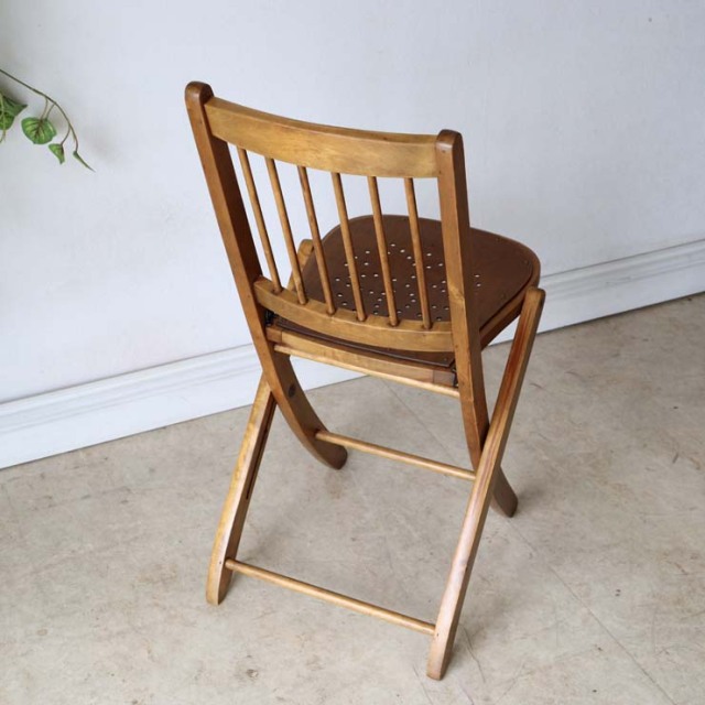 折りたたみ式の木製の椅子、座面には花柄の文様、色はライトブラウン、022031a