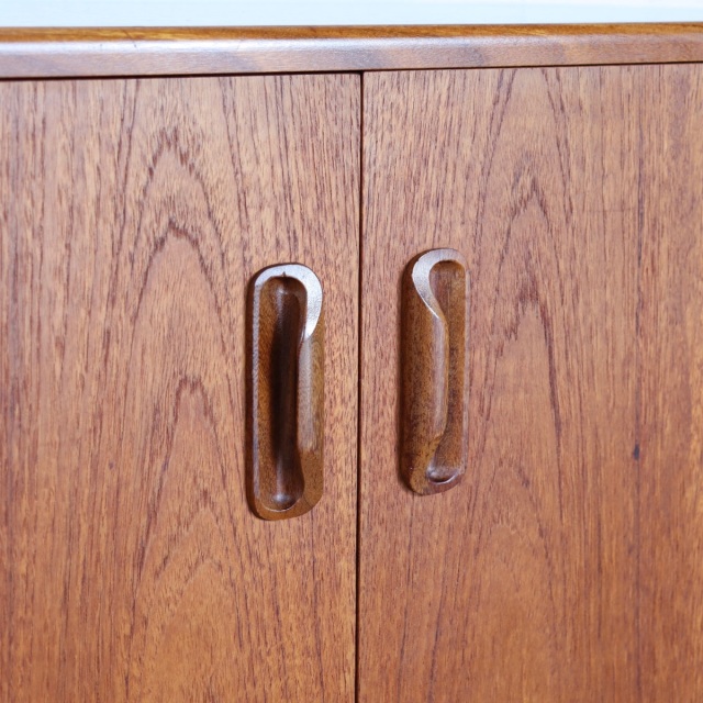 ジープラン製ローボード。ヴィンテージのチーク材の色味が美しい、空間に華をそえる一台。