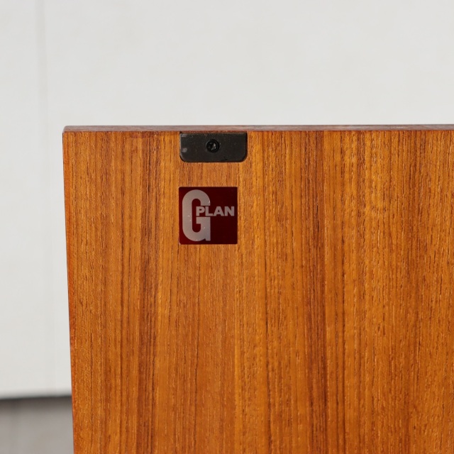 ジープラン製ローボード。ヴィンテージのチーク材の色味が美しい、空間に華をそえる一台。