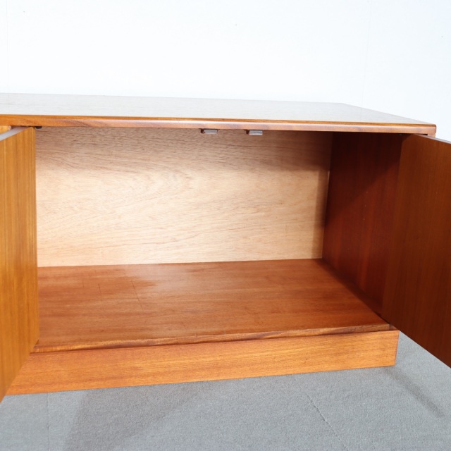 ジープラン製ローボード。ヴィンテージのチーク材の色味が美しい、空間に華をそえる一台。